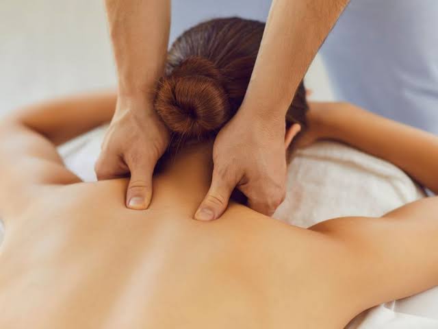 Một Buổi Massage Trị Liệu Cổ Vai Gáy Có Gì?