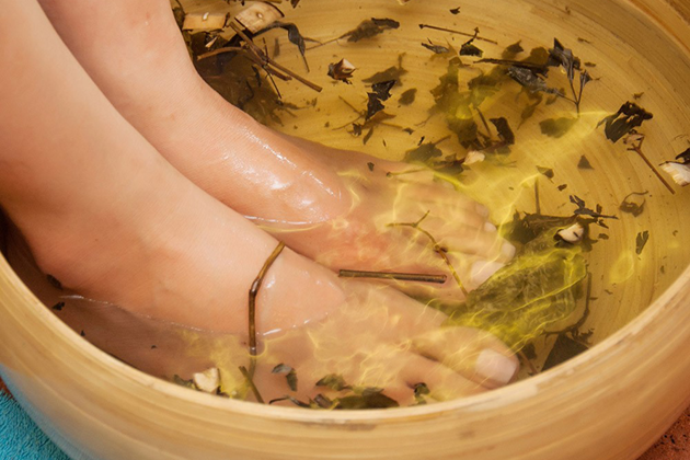 Quy trình Massage Chân Kết Hợp Ngâm Thảo Dược tại spa
